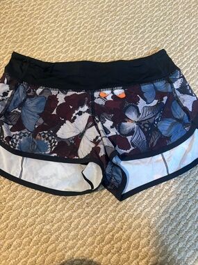 Lululemon speed ups 2.5 Butterfly-Print Athletic Shorts - Black Waistband